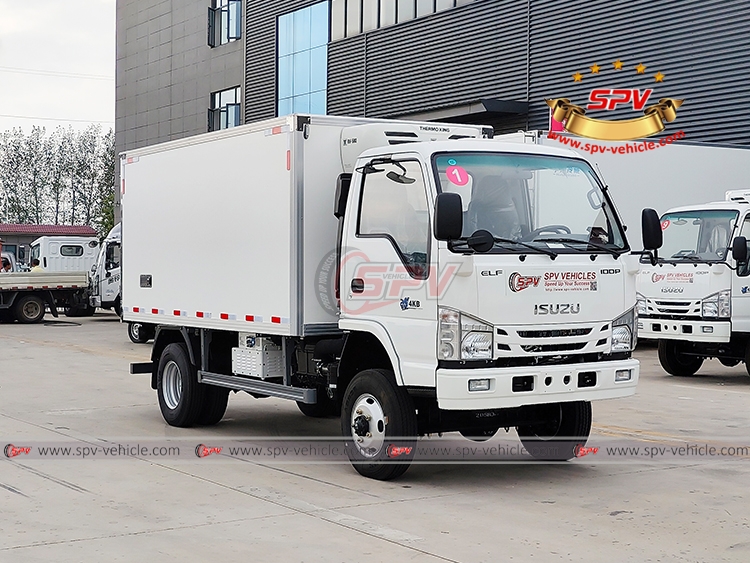 4 Tons Chiller Wagon ISUZU - Right Front Side View